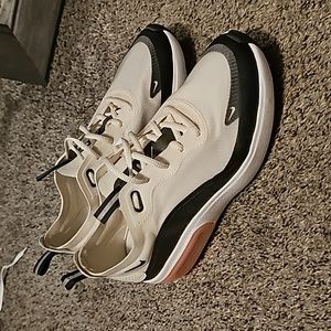 Nike Women’s Air Max Dia SE Pale Ivory Athletic Sneakers